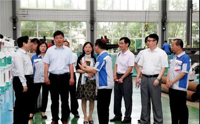 領導考察午夜美女福利视频生產車間