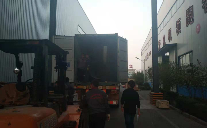 鋸末午夜美女福利视频正在裝車，準備發往塔桑尼亞