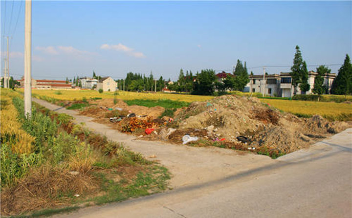 秸稈隨意堆放路邊 生物質午夜美女福利视频械