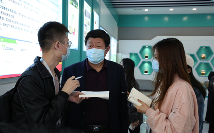 陽信利民生物質能技術有限公司副總經理魏中生接受記者采訪 陽信利民生物質能技術有限公司副總經理魏中生接受記者采訪