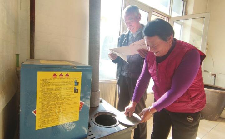 陵城區鄭家寨鎮李廷輝村的村民用上了生物質顆粒炊事取暖爐 陵城區鄭家寨鎮李廷輝村的村民用上了生物質顆粒炊事取暖爐