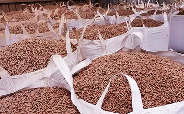 廢木材、秸稈、稻草、稻殼、花生殼、玉米芯、油茶殼、棉籽殼等經過粉碎、混合、擠壓、烘幹等工藝加工，便可“搖身一變”成為一種新型清潔燃料——生物質顆粒燃料